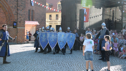 Kinder gegen Schildwall