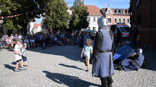 Kinder gegen Schildwall